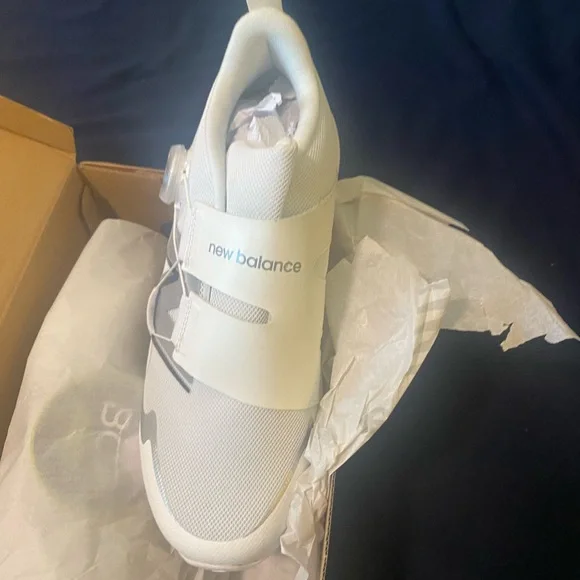 Unisex Brand New- New balance 5.5
